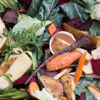 Blandat vegetabiliskt matavfall klart för återvinning.