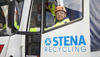 Stena Recycling-ansatt setter seg inn i en lastebil