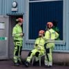 Tre medarbetare som samtalar