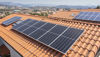 Solar-Panele auf einem Dach mit roten Ziegeln