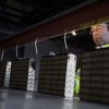 Ein Stena-Experte überprüft Batterien, die gerade entladen werden