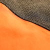 Detaljerad bild av levande orange och svart tyg.