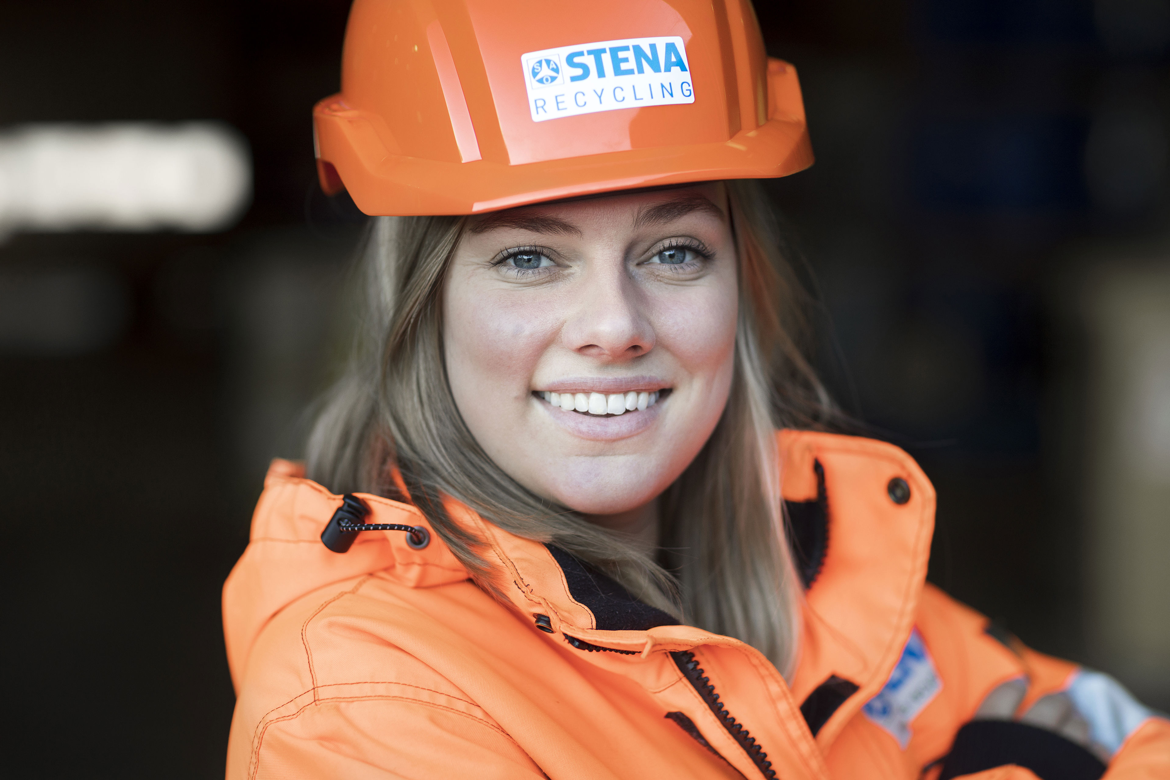 A female Stena Recycling expert in hi-vis protective gear.