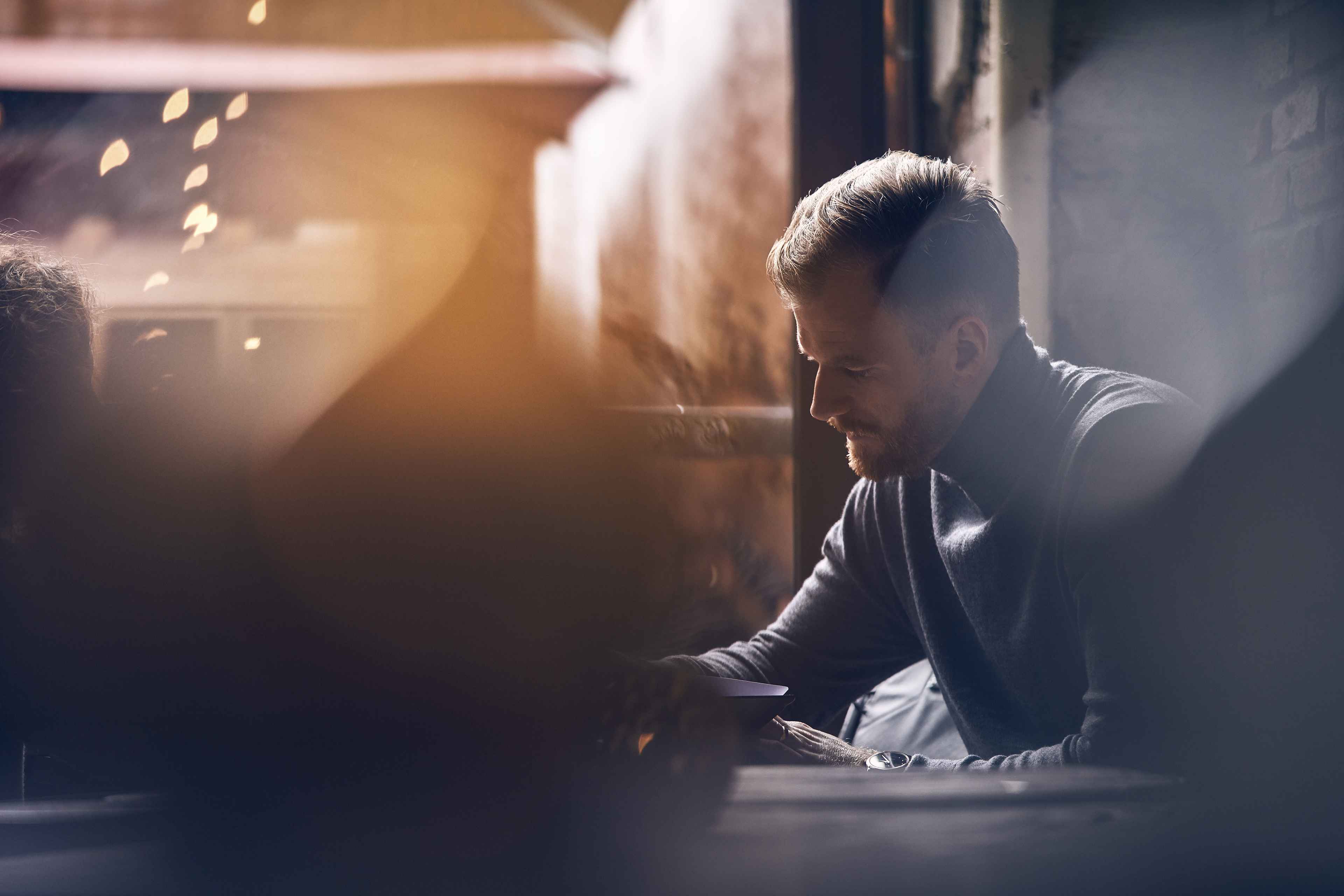 Mies istuu työpöydän ääressä