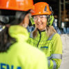 Två kvinnliga Stena Recycling-experter i varselkläder. 