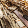 Una pila di scarti di legno pronta per il riciclaggio.