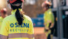 Stena Recyclingin työntekijä kävelee kierrätyspihalla